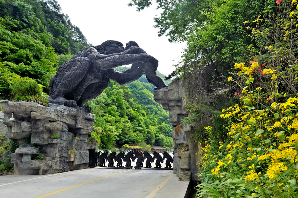 神龍架官門(mén)山景區野人大門(mén)《母愛(ài)》